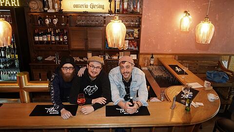 Philipp Steenbock, Max Heisler und Richy Strobl (von links) haben die ehemalige Dartkneipe selbst renoviert und in die gemütliche Boazeria umgewandelt.