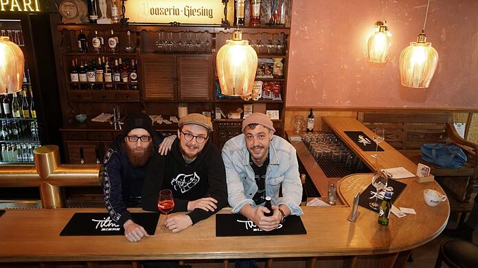 Philipp Steenbock, Max Heisler und Richy Strobl (von links) haben die ehemalige Dartkneipe selbst renoviert und in die gemütliche Boazeria umgewandelt.