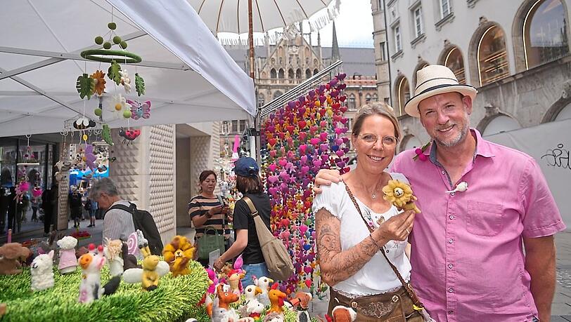 Ralf Pikal und seine Frau verkaufen Eierwärmer und Fingerpuppen. "Dinge, die Freude machen", findet Cornelia Pikal. Ralf Pikal und seine Frau verkaufen Eierwärmer und Fingerpuppen. "Dinge, die Freude machen", findet Cornelia Pikal.