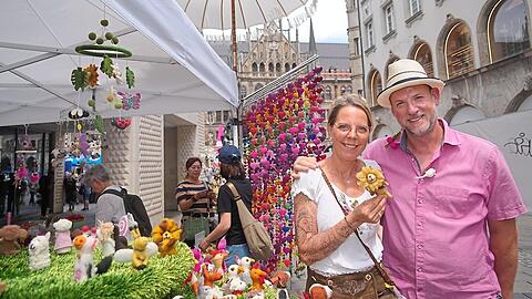 Ralf Pikal und seine Frau verkaufen Eierwärmer und Fingerpuppen. "Dinge, die Freude machen", findet Cornelia Pikal. Ralf Pikal und seine Frau verkaufen Eierwärmer und Fingerpuppen. "Dinge, die Freude machen", findet Cornelia Pikal.