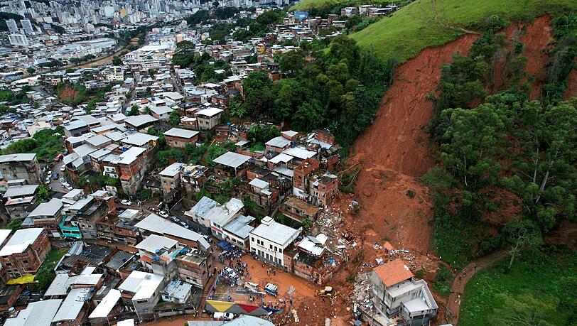 Mehrere Häuser sind bei den Überschwemmungen eingestürzt. Mehrere Häuser sind bei den Überschwemmungen eingestürzt.