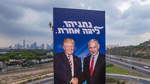Wahlkampfplakat der rechtskonservativen Likud-Partei aus dem Jahre 2019, das den Ministerpr&auml;sidenten Benjamin Netanjahu (r) und US-Pr&auml;sident Donald Trump zeigt. (Archivbild)