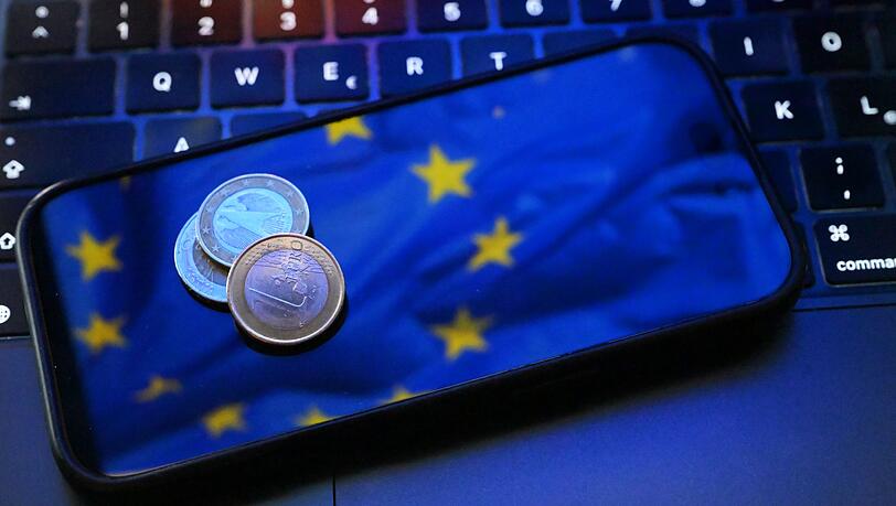 Die Euro-Notenbanken t&uuml;fteln seit Jahren an einer digitalen Variante der europ&auml;ischen Gemeinschaftsw&auml;hrung und peilen eine Einf&uuml;hrung der Alternative zum Bargeld im Jahr 2029 an. (Symbolbild)