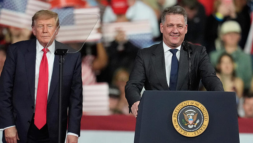 Kulturfans unter sich: US-Präsident Donald Trump hört zu, während Gernot Döllner, Vorstandsvorsitzender der Audi AG, bei einer Wahlkampfveranstaltung im Guardian Centers of Georgia spricht. Kulturfans unter sich: US-Präsident Donald Trump hört zu, während Gernot Döllner, Vorstandsvorsitzender der Audi AG, bei einer Wahlkampfveranstaltung im Guardian Centers of Georgia spricht.