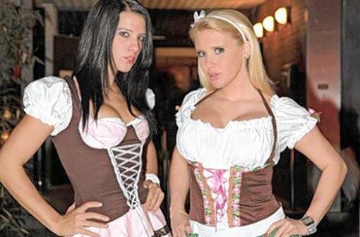 Zünftig: Zwei Mädls im klassischen braun-weißen Dirndl.