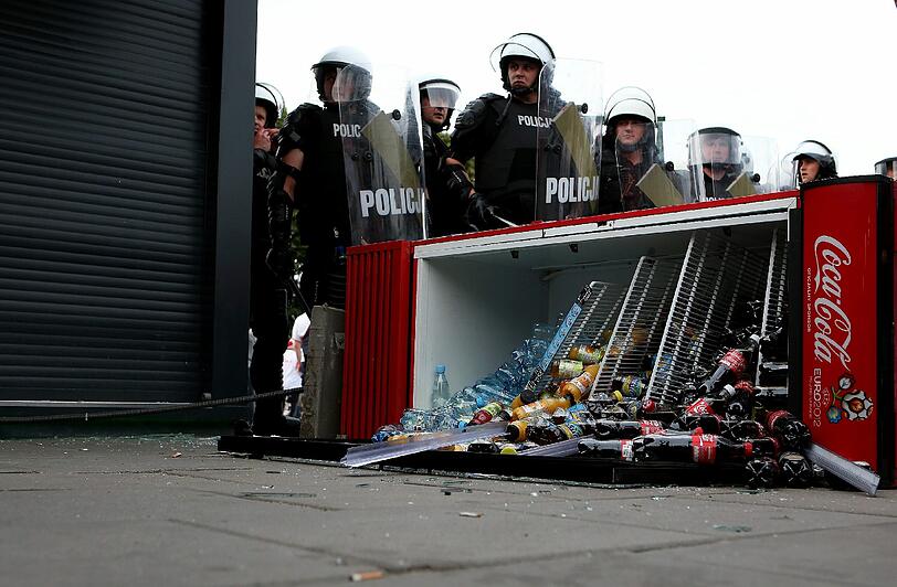184 Verhaftete und 15 Verletzte bei den brutalen Krawallen zwischen polnischen und russischen Hooligans. Den Gewalttätern wird sofort der Prozess gemacht, am Donnerstag gibt&rsquo;s die ersten Urteile.