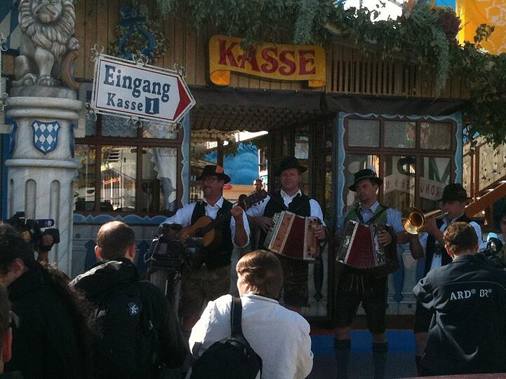 Die Begleit-Band unterm Riesenrad spielt auf
