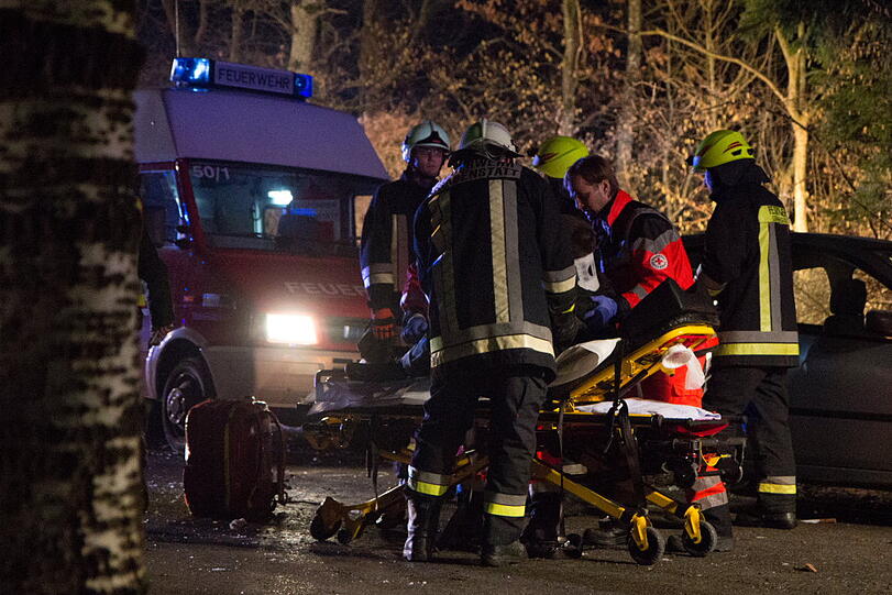 Tödlicher Unfall am Chiemsee. Ein Auto prallt gegen einen Baum. Der Beifahrer stirbt. Die Bilder von der Unfallstelle.