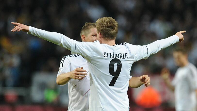 Deutschland um Andre Schürrle, der gegen Schweden drei Tore erzielt, kletterte in der Weltrangliste auf Platz 2. Deutschland um Andre Schürrle, der gegen Schweden drei Tore erzielt, kletterte in der Weltrangliste auf Platz 2.