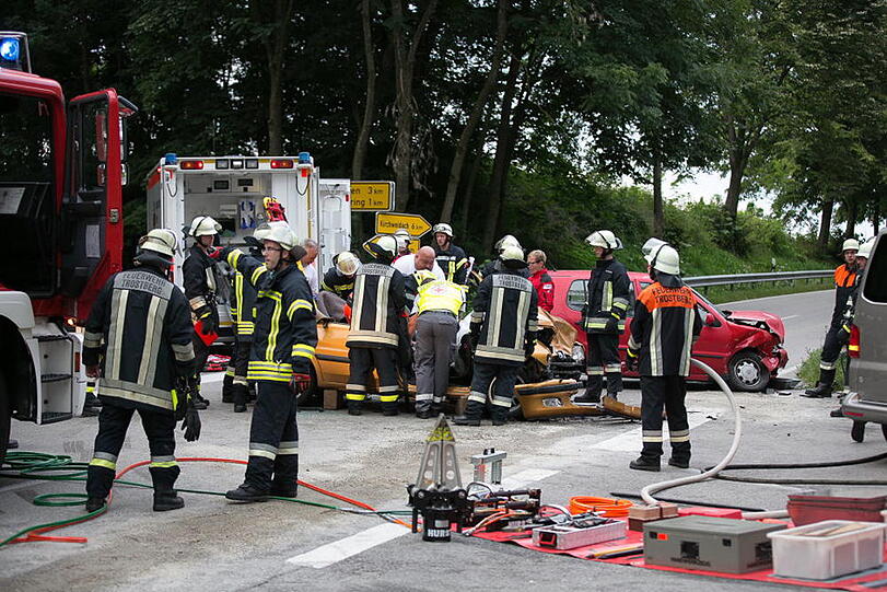 Schwerer Unfall an einer Kreuzung bei Trostberg. Die Bilder vom Feuerwehreinsatz.