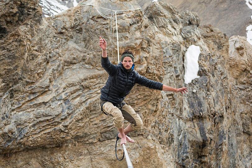 Irre Bilder: Ein ungarischer Extremsportler balanciert in mehr als 5000 Metern Höhe über ein Seil. Die Bilder!