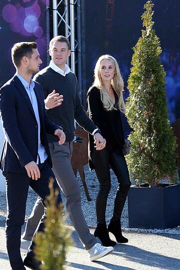 Manuel Neuer und seine Freundin Nina - mit Sven Ulreich.