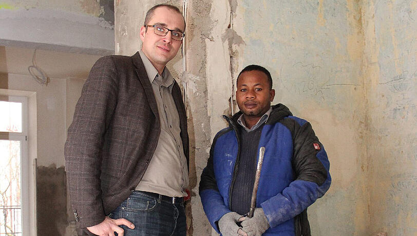 Unternehmer Florian Sommer und sein Praktikant Jona Ezeanochie. Unternehmer Florian Sommer und sein Praktikant Jona Ezeanochie.