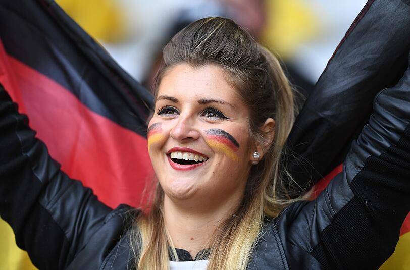 Die deutschen Fans feiern die Mannschaft in Lille. Hier gibt's die besten Bilder.