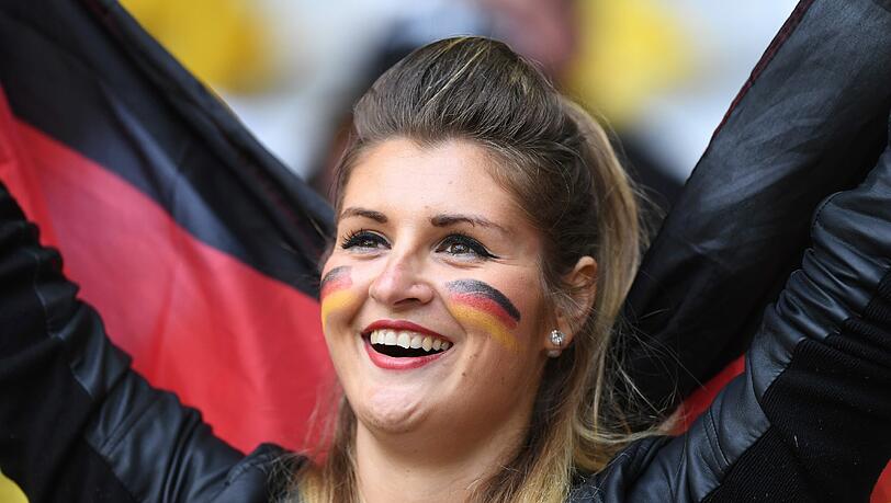 Die deutschen Fans feiern die Mannschaft in Lille. Hier gibt's die besten Bilder. Die deutschen Fans feiern die Mannschaft in Lille. Hier gibt's die besten Bilder.