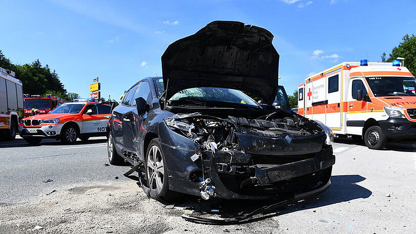 Beide Fahrzeuge sind komplett zerstört, ein Wagen fing nach dem Zusammenstoß sogar Feuer. Die Bilder aus Siegsdorf.
