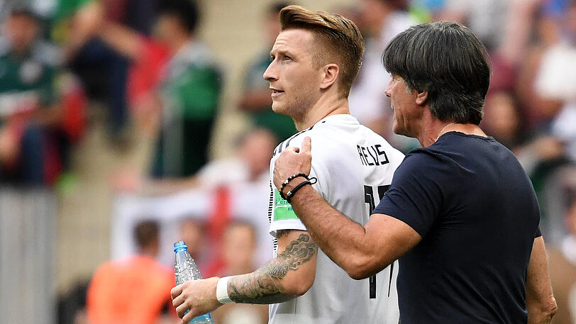 Bundestrainer Joachim Löw mit Marco Reus (links).