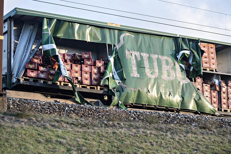 Auf der 18 Kilometer langen Brücke über den Großen Belt war der Schnellzug am Mittwochmorgen zu dem Zeitpunkt verunglückt, als ihn ein Güterzug der Bahn-Tochter DB Cargo passierte. Sechs Menschen starben, 16 wurden verletzt.