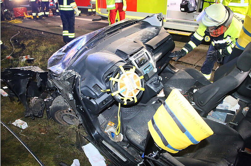 Ein Toyota-Fahrer ist nach einem Überholmanöver mit voller Wucht auf einen Fiat aufgefahren - drei Menschen wurden verletzt.