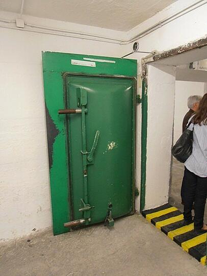 Der Hochbunker in der Hotterstraße: Die Lage ist zentral und dennoch ruhig. Bis es drinnen aber wohnlich aussieht, muss sicher einiges investiert werden.