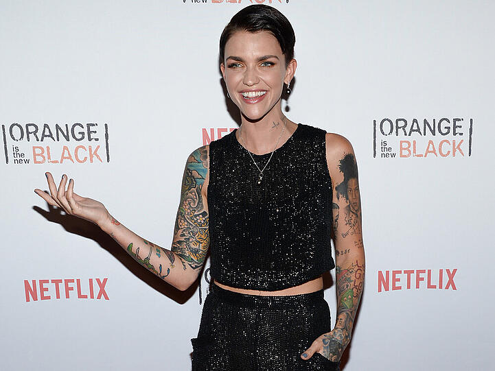 Bei der "Orange Is The New Black" Orangecon Celebration trug Ruby Rose schwarze Glitzerpants und dazu ein passendes Crop Top