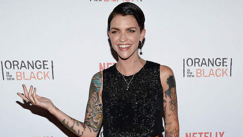 Bei der "Orange Is The New Black" Orangecon Celebration trug Ruby Rose schwarze Glitzerpants und dazu ein passendes Crop Top Bei der "Orange Is The New Black" Orangecon Celebration trug Ruby Rose schwarze Glitzerpants und dazu ein passendes Crop Top