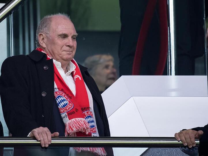 Präsident Uli Hoeneß von München steht auf der Tribüne. Foto: Sven Hoppe/Archiv