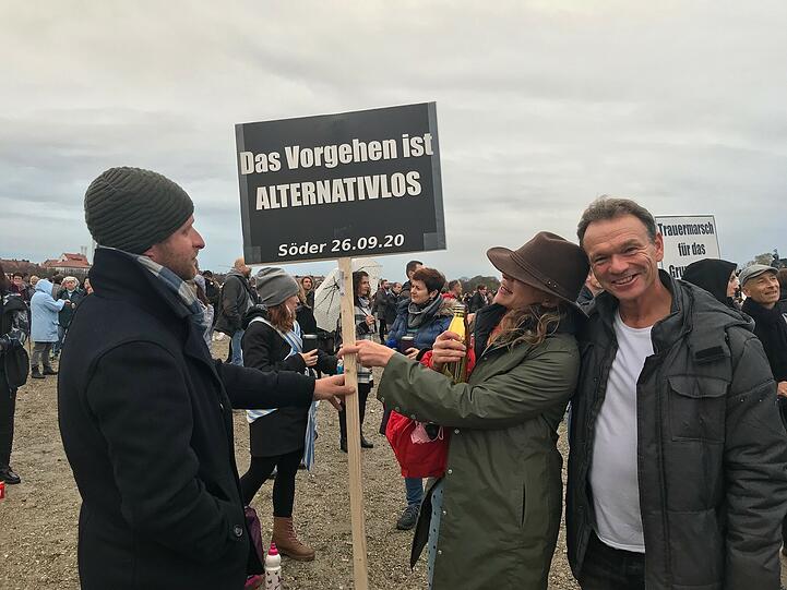Demonstranten am Sonntag auf der Theresienwiese.