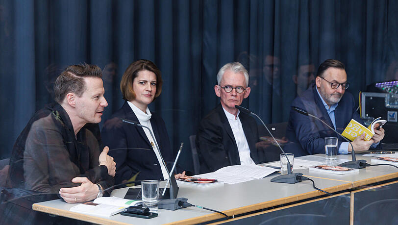 Anton Biebl (Kulturreferent), Paul Müller (Intendant), Alexandra Gruber und Matthias Ambrosius (Orchestervorstand, von rechts) bei der Vorstellung der neuen Saison.