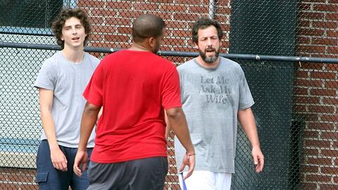 Timothée Chalamet (l.) und Adam Sandler auf dem Basketball-Court.