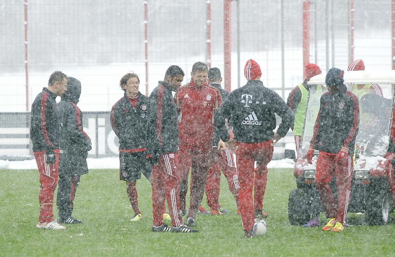 Am Dienstag hatten die Bayern an der Säbener Straße mit den widrigen Schneeverhältnissen zu kämpfen. Das Nachmittagstraining sagte Coach Jupp Heynckes aufgrund des Platzzustandes kurzfristig ab. Bastian Schweinsteiger hatte den Rasen mit erneut auftretenden Knieproblemen bereits zuvor verlassen müssen - die Bilder von der Säbener.