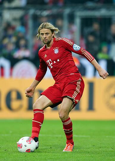 A. TYMOSHCHUK, NOTE 4:
Belohnung für viel Trainingsfleiß: ein Pokalauftritt. Abteilung rustikal. So kennt man ihn. Für Esprit sind andere zuständig. Ab und zu fahrig. Aussichten: Kurzeinsätze.