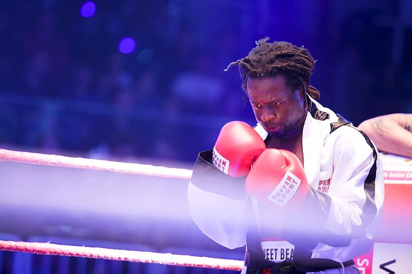 Sie gaben alles, schlugen sich mit K.O.-Hieben aus dem Ring - Die Bilder vom großen Sat.1-Promiboxen am Freitagabend.