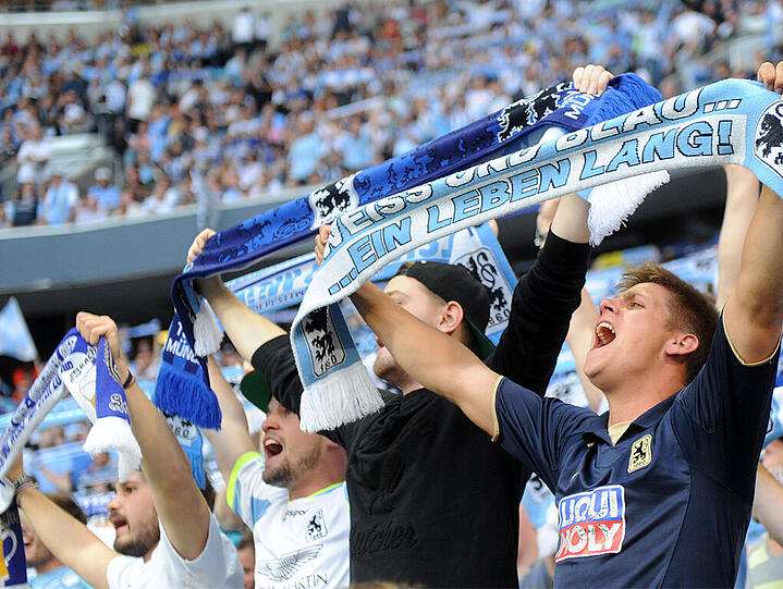57.000 Zuschauer feiern den Klassenerhalt zusammen mit Spielern und Verantwortlichen des TSV 1860 München in der Allianz Arena.