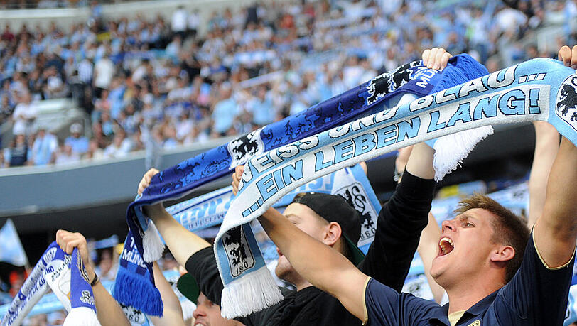 57.000 Zuschauer feiern den Klassenerhalt zusammen mit Spielern und Verantwortlichen des TSV 1860 München in der Allianz Arena.