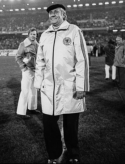 12.11.1980: Helmut Schön beim Abschiedsspiel für Jürgen Grabowski.