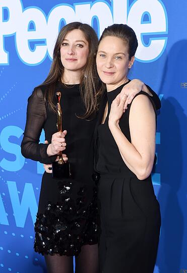 Jeanette Hain (r) und die Preisträgerin und Schauspielerin Alexandra Maria Lara .