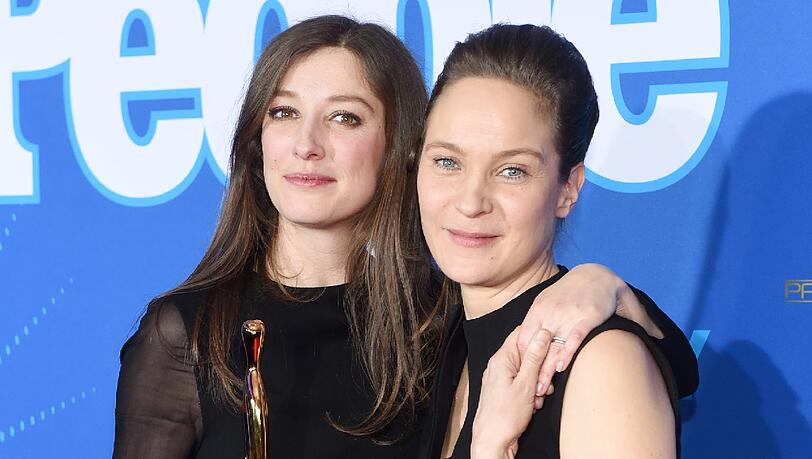 Jeanette Hain (r) und die Preisträgerin und Schauspielerin Alexandra Maria Lara . Jeanette Hain (r) und die Preisträgerin und Schauspielerin Alexandra Maria Lara .