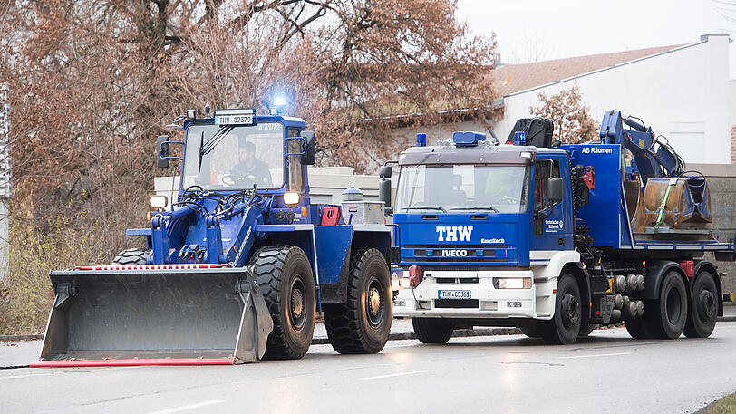 Schweres Gerät rückt an. Die Entschärfung wird vorbereitet.