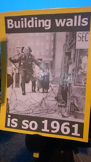 Titel des Plakats: "Building walls is so 1961"
