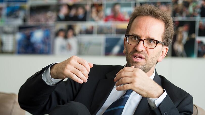 "Wir sehen, dass viele Menschen hier sehr viel mehr zahlen, als das früher der Fall gewesen ist" so Klaus Müller, Vorstand des Verbraucherzentrale Bundesverbands, zu den Preisen bei Inlandsflügen.