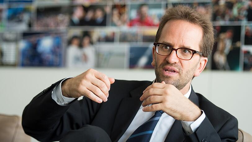 "Wir sehen, dass viele Menschen hier sehr viel mehr zahlen, als das früher der Fall gewesen ist" so Klaus Müller, Vorstand des Verbraucherzentrale Bundesverbands, zu den Preisen bei Inlandsflügen. "Wir sehen, dass viele Menschen hier sehr viel mehr zahlen, als das früher der Fall gewesen ist" so Klaus Müller, Vorstand des Verbraucherzentrale Bundesverbands, zu den Preisen bei Inlandsflügen.