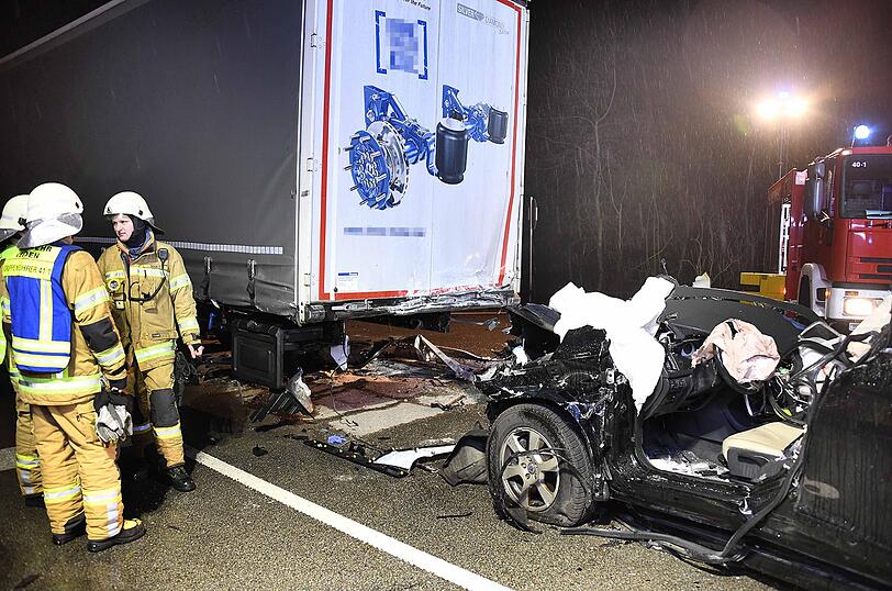 Ein 71-Jähriger ist in der Nacht auf Mittwoch mit seinem Volvo ungebremst in das Heck eines Sattelzuges gerast - er hatte keine Überlebenschance.