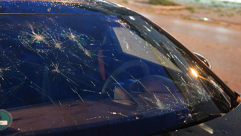 Zahlreich Autoscheiben gingen bei dem schweren Unwetter an Pfingsten durch Hagelkörner zu Bruch. Zahlreich Autoscheiben gingen bei dem schweren Unwetter an Pfingsten durch Hagelkörner zu Bruch.