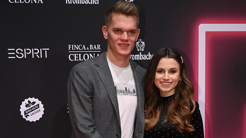 Glückliche Eltern: Fußball-Nationalspieler Matthias Ginter und seine Frau Christina.