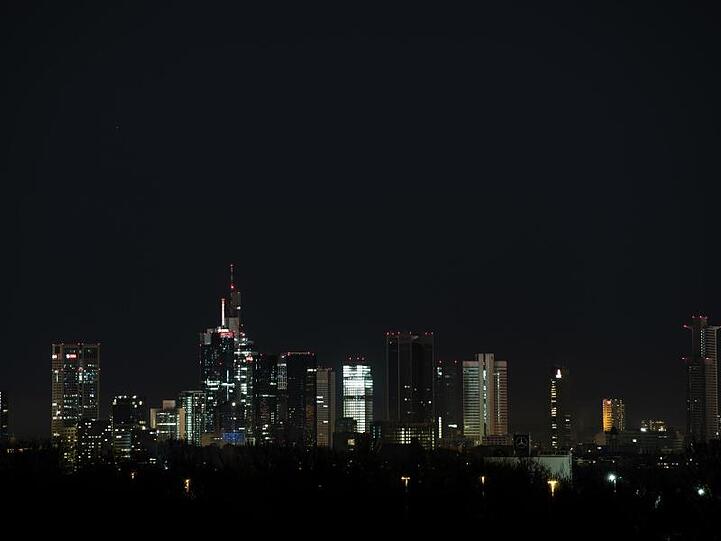 Die Hochhäuser der Frankfurter Skyline während der "Earth Hour" (Stunde der Erde). Bei der jährlichen Aktion verdunkeln viele Städte ihre Wahrzeichen.