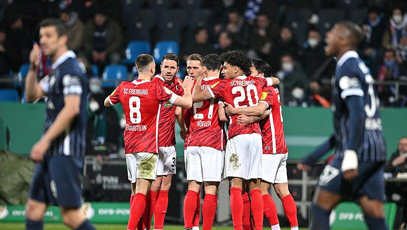 Die Freiburger Spieler jubeln nach dem ersten Tor gegen den VfL Bochum.