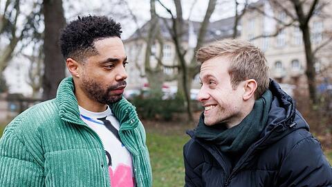 "Unter uns": André (r.) verspottet Theo, weil der sich für Paula einsetzt.