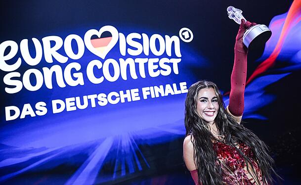 Das ESC-Ticket ging 2026 an Sarah Engels mit "Fire". Der Song "soll daran erinnern, wie viel St&auml;rke in jeder einzelnen Frau steckt", verr&auml;t die S&auml;ngerin der AZ.