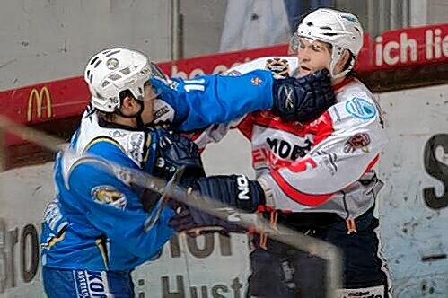 Setzt das Gelernte um: EHC-Ass Martin Buchwieser (l.), hier gegen Hannovers Martens, übt sich neuerdings in Kampfsport.